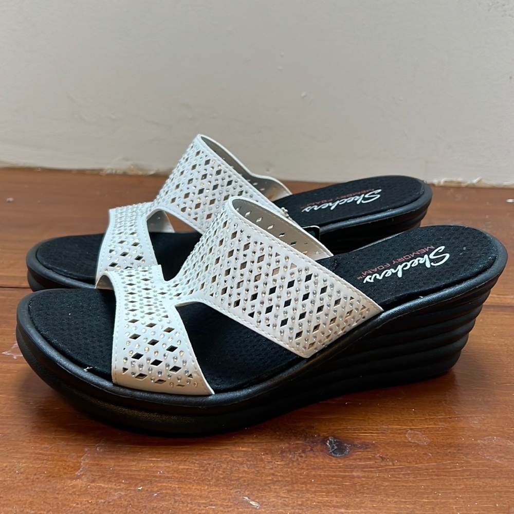 NWT Skechers Cali memory foam sandals